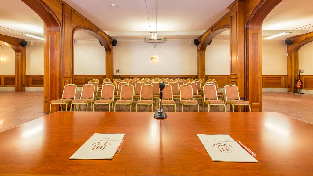 Hotel-Arco-Di-Travertino-meeting-room-3