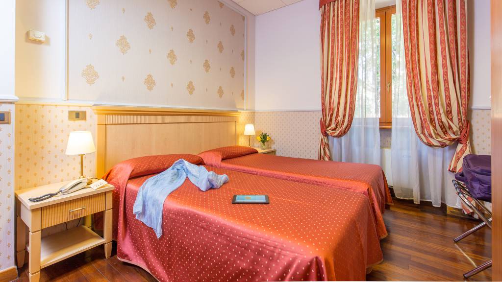 Hotel-Arco-Di-Travertino-single-room-11