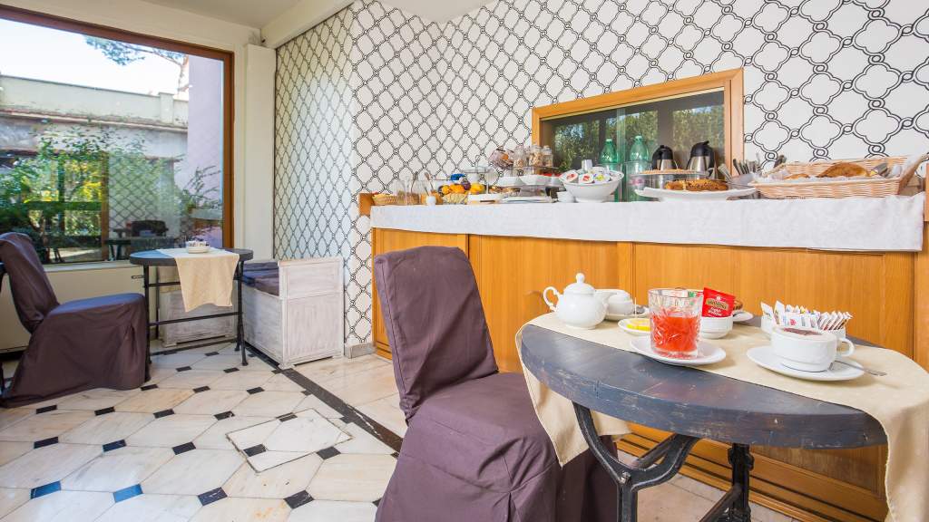 Hotel-Arco-Di-Travertino-breakfast-room-3