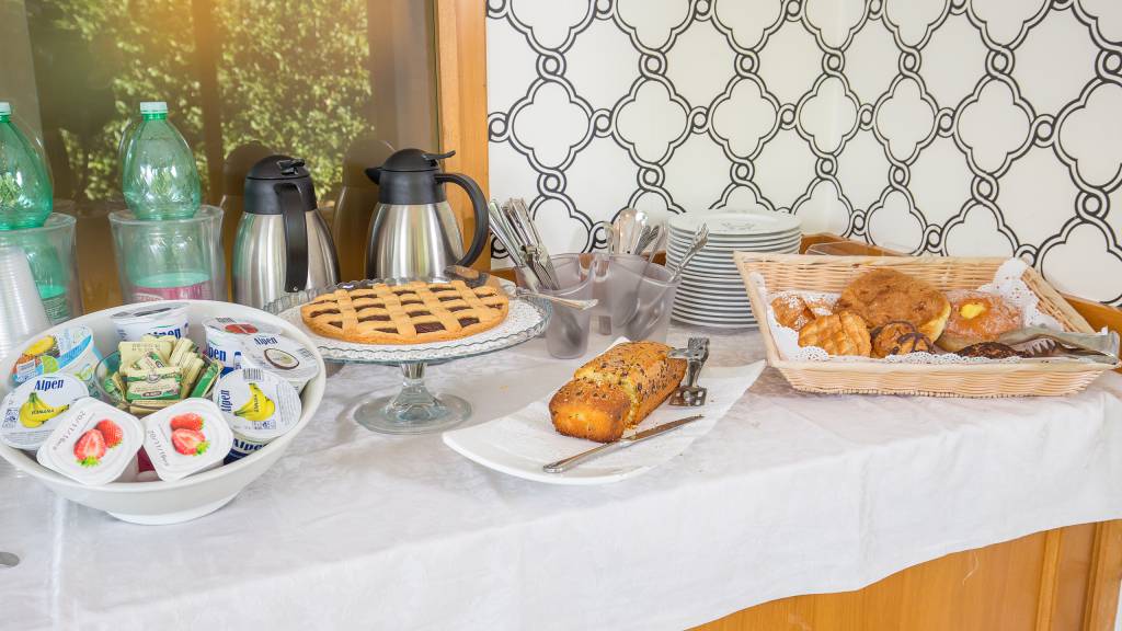 Hotel-Arco-Di-Travertino-breakfast-16