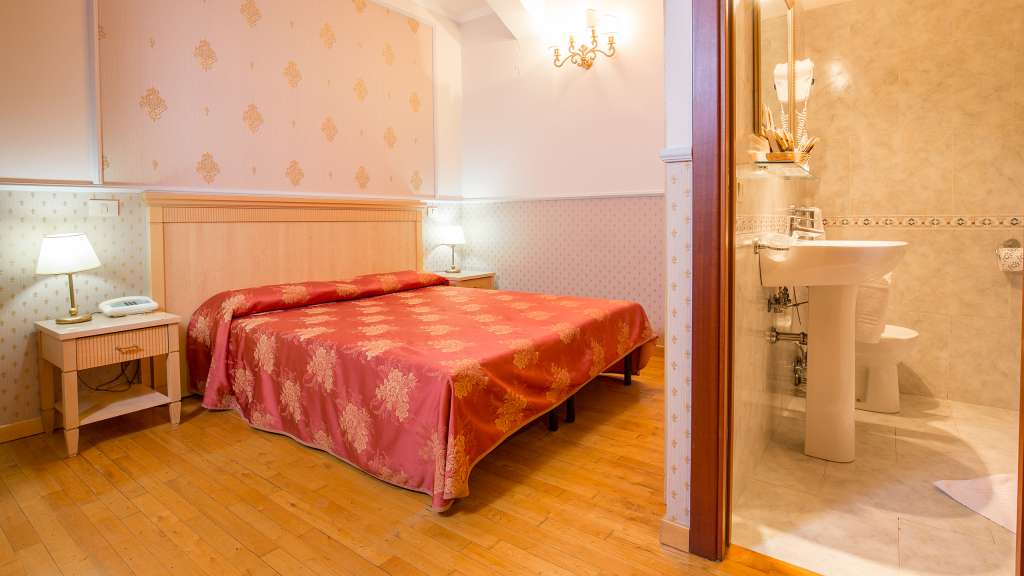 Hotel-Arco-Di-Travertino-triple-room-6