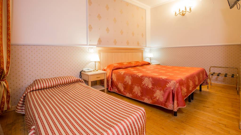 Hotel-Arco-Di-Travertino-triple-room-8