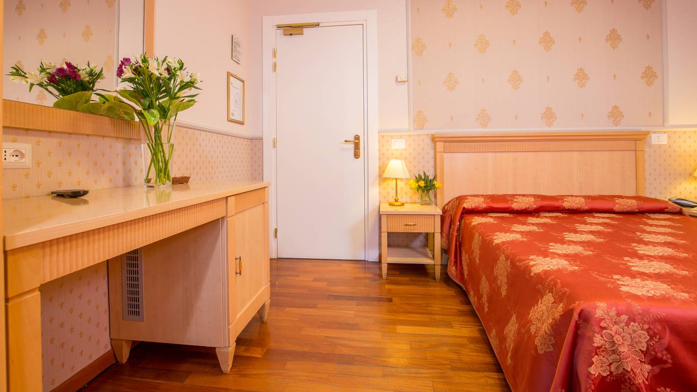Hotel-Arco-Di-Travertino-camera-matrimoniale-13