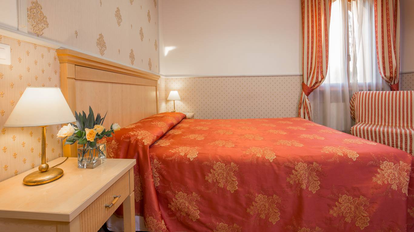 Hotel-Arco-Di-Travertino-camera-matrimoniale-15