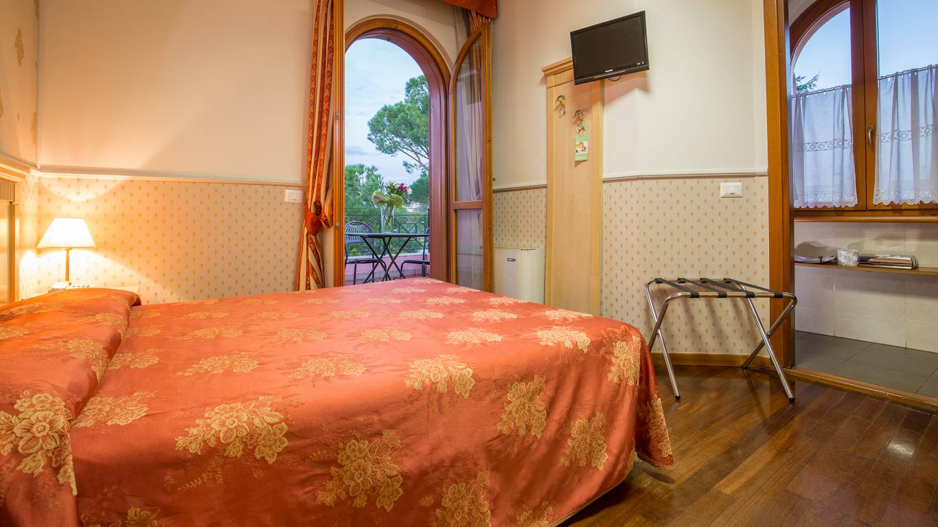 Hotel-Arco-Di-Travertino-camera-matrimoniale-18