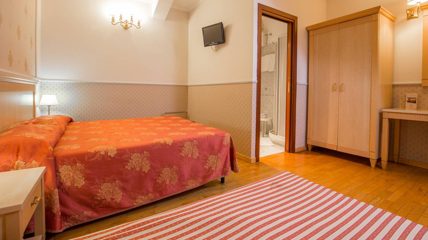 Hotel-Arco-Di-Travertino-triple-room-9