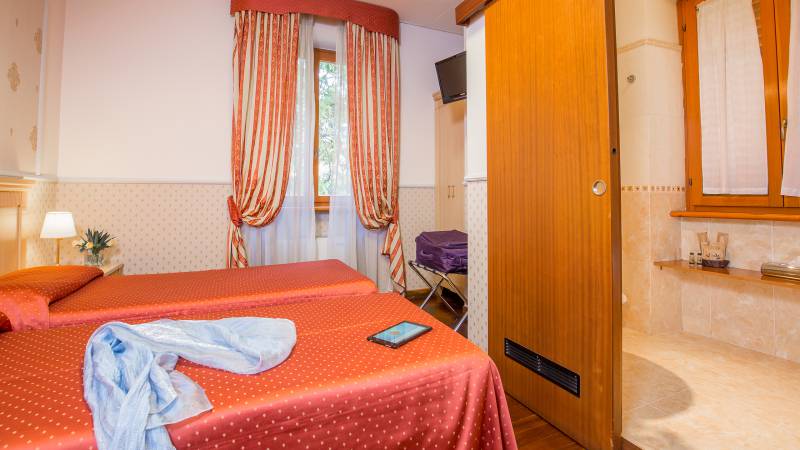 Hotel-Arco-Di-Travertino-single-room-14