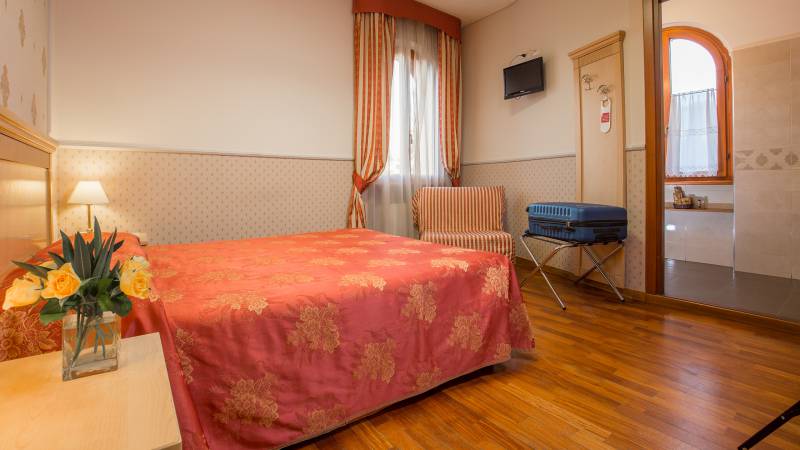Hotel-Arco-Di-Travertino-double-room-16